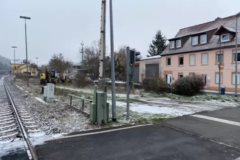 Zwischen dem Rockenhausener Bahnhofgebäude (linker Bildrand) und dem Bahnübergang zum Gothental sollen 27 neue Parkplätze entste Zwischen dem Rockenhausener Bahnhofgebäude (linker Bildrand) und dem Bahnübergang zum Gothental sollen 27 neue Parkplätze entste