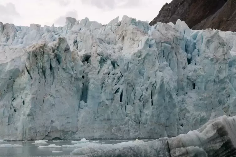 Gletscher werden bereits jetzt massiv durch die Folgen der Klimakrise in Mitleidenschaft gezogen. Zu sehen ist eine kalbende Gle