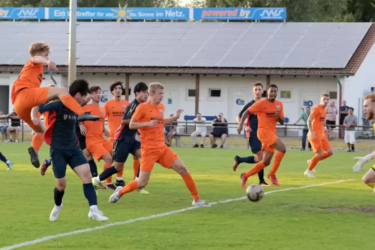 Selteneres Ereignis: FC Speyer 09 (orange) spielt gegen Basara Mainz unentschieden. 