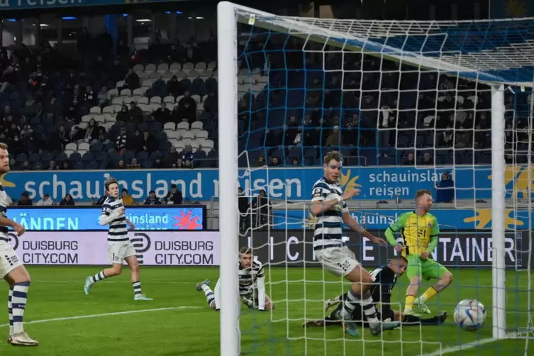 Dominik Martinovic hat die Duisburger Abwehr ausgetanzt und aus spitzem Winkel zum 1:0 für Waldhof Mannheim getroffen. 