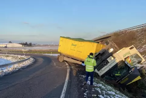Unfall auf der B9: Ein Lkw ist im Kurvenbereich umgekippt. 