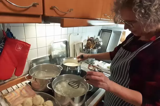 Else Albrecht holt die garen Schneebällchen aus den Töpfen, während sie die Bechamelsoße umrührt. Else Albrecht holt die garen Schneebällchen aus den Töpfen, während sie die Bechamelsoße umrührt.
