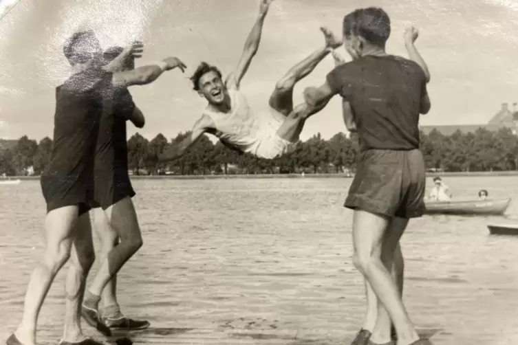 Nach guter Rudertradition wirft die Meistercrew nach dem DM-Titel ihren Steuermann ins Wasser.