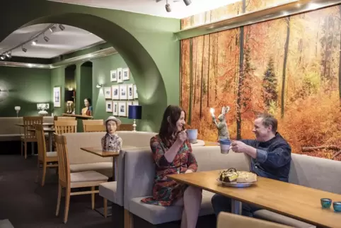 Entgegen des jüngsten Trend bleiben Eva Orth und Jürgen Messler mit ihrem Café der Kurstadt erhalten. 