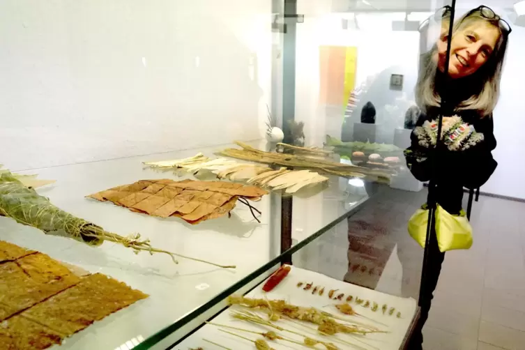 War in der Natur zum Sammeln unterwegs: Gela Steinmacher zeigt ihre Kunstobjekte aus Naturmaterialien. 