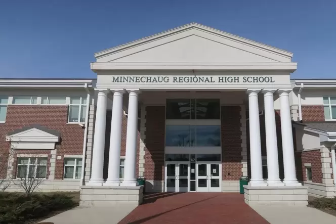 Kommt den Steuerzahler teuer zu stehen: Minnechaug Regional High School.