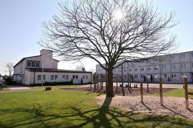 Die Grundschule im Jahr 2014. Die Planungen für einen Anbau stehen ganz am Anfang. Die Grundschule im Jahr 2014. Die Planungen für einen Anbau stehen ganz am Anfang.