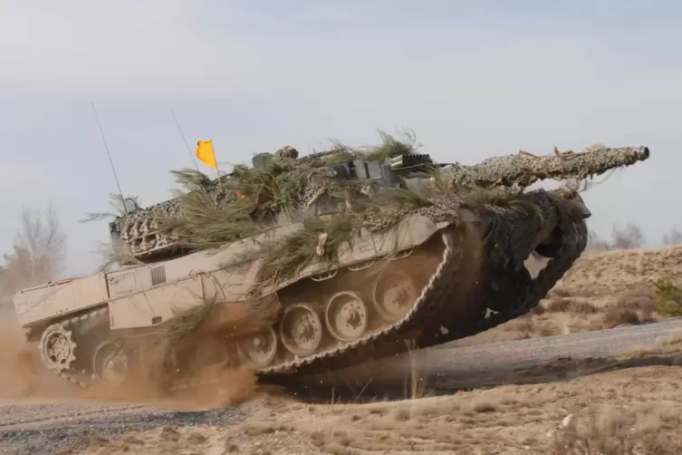 Ein Leopard 2A4, also ein etwas älteres Modell. 