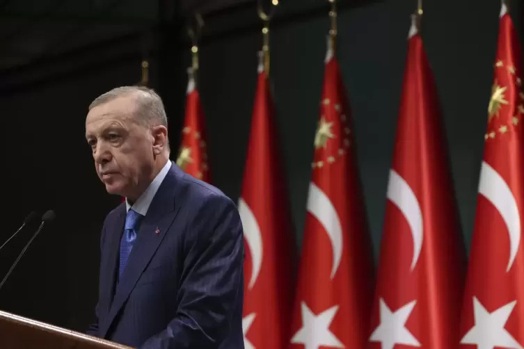 Die vielen Fahnen verraten es: Im Mittelpunkt seiner Politik steht für Erdogan die Türkei – und sein Machterhalt.