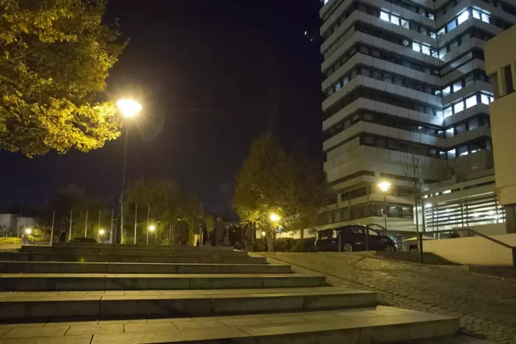Weil sich viele Menschen in der Dunkelheit am Rathaus unsicher fühlten, fordert das Jugendparlament ein Beleuchtungskonzept für 