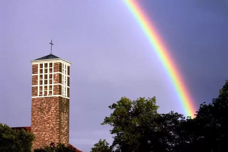 Regenbogen über der Heilig-Kreuz-Kirche in der Zweibrücker Stadtmitte 