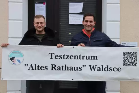 Ausgetestet: Eric Ebel (links) und Roko Peribonio mit dem Schild, das über der Tür des Alten Rathauses hing.