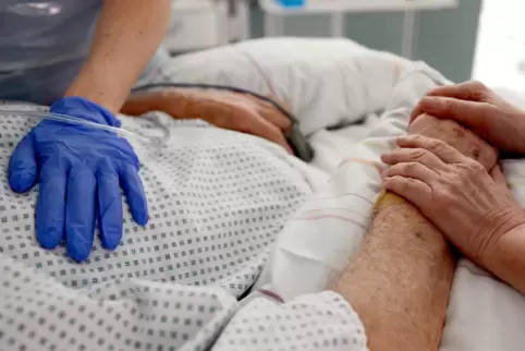 Wer sich im Krankenhaus schlecht behandelt fühlt, kann sich an das Lob- und Beschwerdemanagement wenden und seine Kritik loswerd