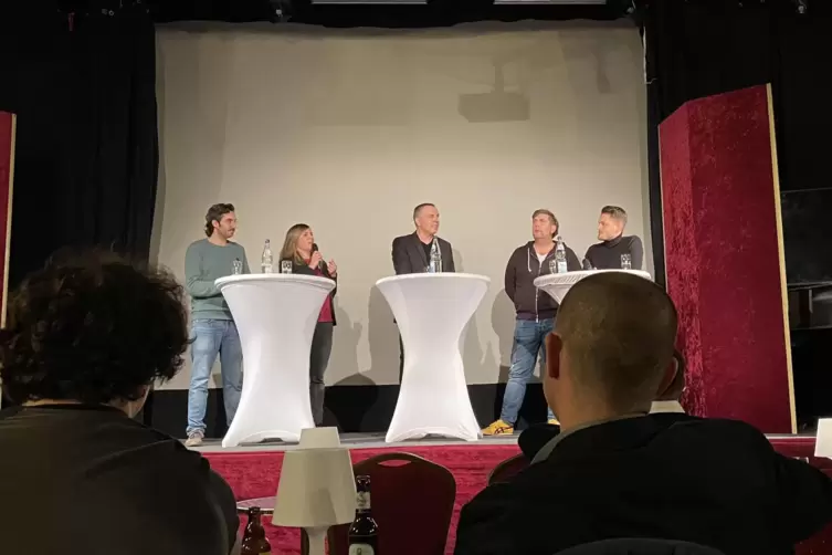 Auf dem Podium diskutieren (von links): Mannheims Nachtb&uuml;rgermeister Robert Gaa, SPD-Vorsitzende Jennifer Braun, Gloria-Betreibe