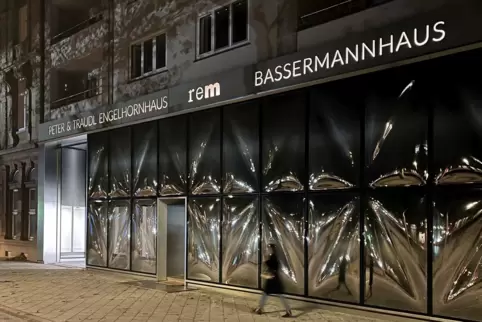 Das Museum mit seiner gläsernen Fassade. 
