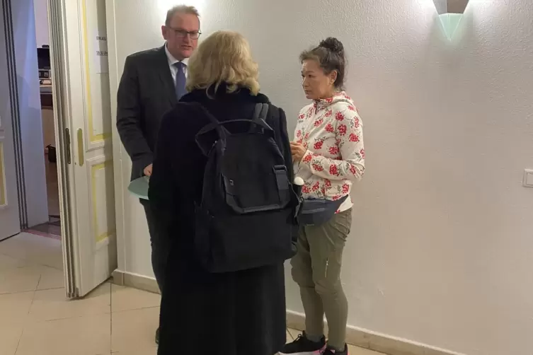 Gefeierte K&uuml;nstlerin in Pirmasens: Hito Steyerl mit Oberb&uuml;rgermeister Markus Zwick. 