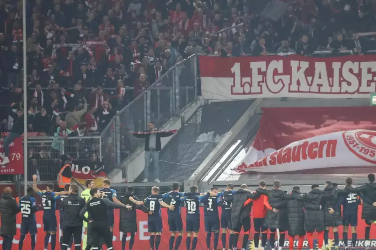 Freude nach dem Sieg: die Mannschaft des FCK vor der Fankurve in Düsseldorf. 