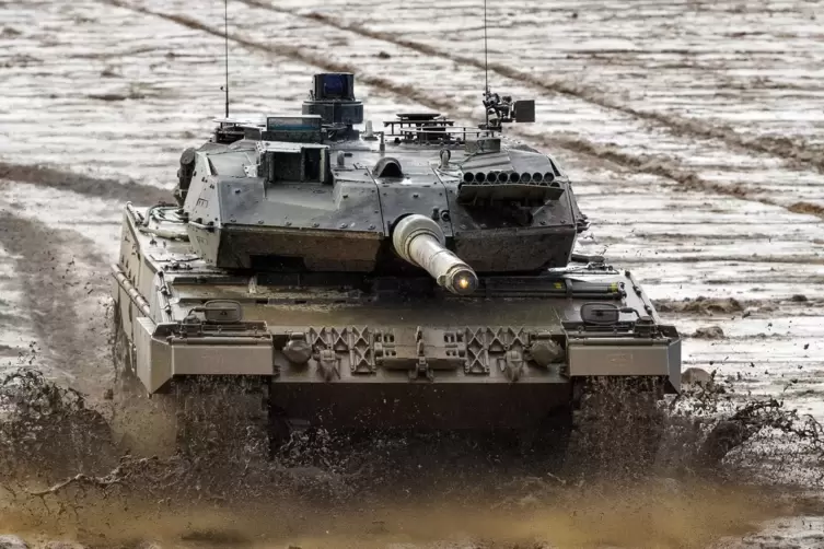 Ein Kampfpanzer Leopard 2A6 auf einem Übungsgelände. 