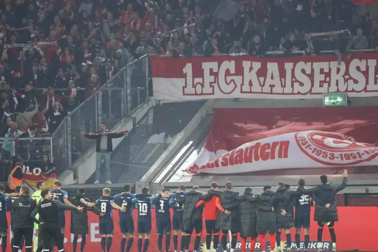 Freude nach dem Sieg in Düsseldorf: die Mannschaft des FCK vor der Fankurve.