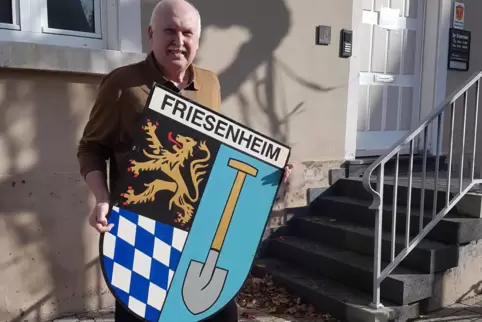 Günther Henkel mit dem Friesenheimer Wappen.