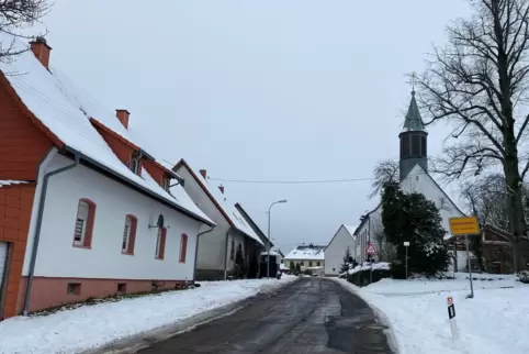 Bis kurz vorm Ortseingang von Gerhardsbrunn hat der LBM die Kreisstraße bereits saniert. Doch direkt nach der Ortsgrenze sieht e