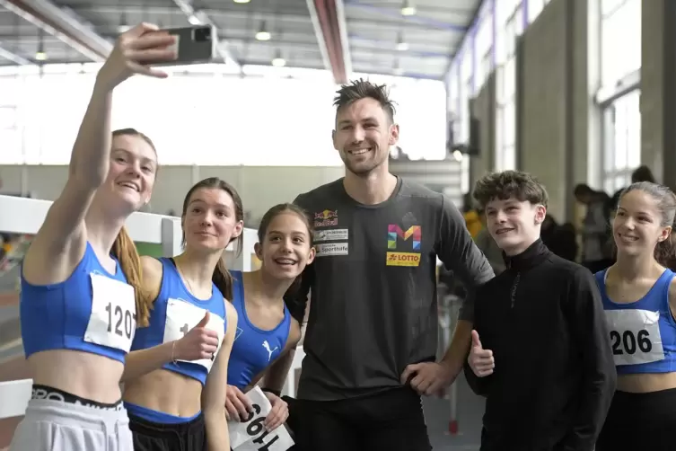 Begehrtes Selfie-Objekt: Niklas Kaul vor Kurzem bei den rheinland-pfälzischen Leichtathletik-Meisterschaften in Ludwigshafen. 