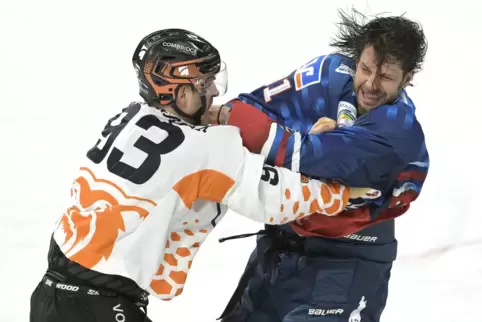 Handgreiflichkeit: Disput zwischenAdler Joe Cramarossa (rechts) und Spencer Machacek.