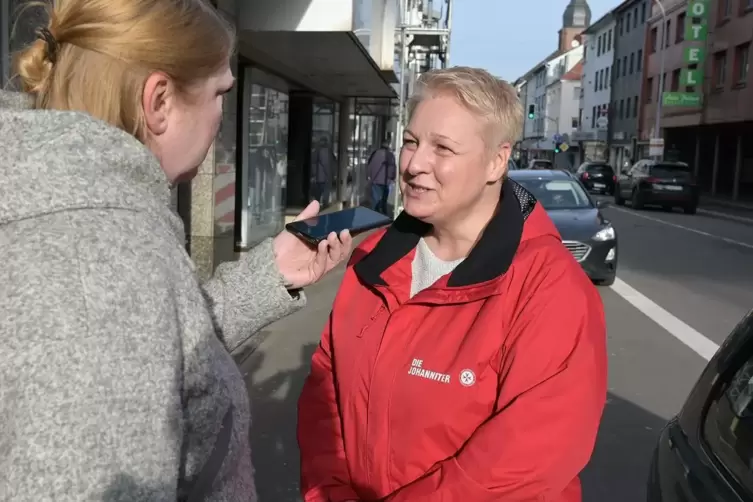 RHEINPFALZ-Mitarbeiterin Tanja Daub interviewt Stefanie Liebeknecht aus Donsieders. 