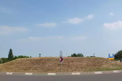 Erst mal soll der Erdhügel beim Kreisel abgetragen werden. 
