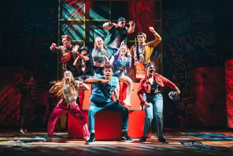Tanzt sich auch den Schulfrust von der Seele: die Klasse in „Fack ju Göhte – Das Musical“. 