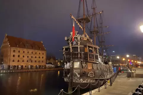 Fotomotiv am Kai. Der nachbau eines Piratenschiffes.