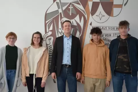 Börsen-Fans: Lehrer Martin Bewert und seine Gruppenmitglieder.
