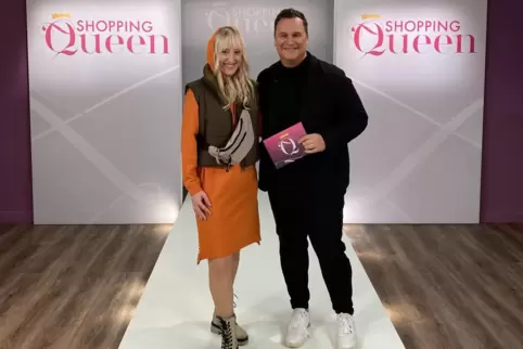 Alice de Grazia hat „Shopping Queen“ in Saarbrücken gewonnen. Mit Designer Guido Maria Kretschmer posiert sie für ihr Siegerfoto