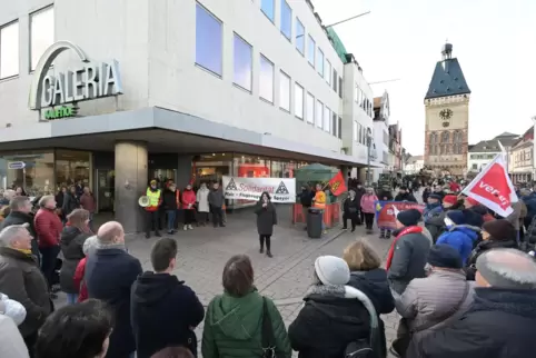 Alle für einen: Demo für den Erhalt des Kaufhofs in der Maximilianstraße.