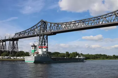 NOK in Rendsburg: Ein Frachtschiff unterquert die Eisenbahnhochbrücke von 1913.