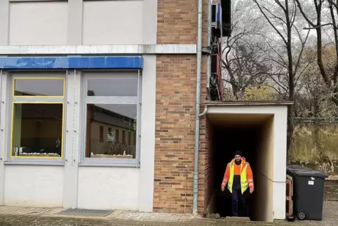 Hausmeister Dimitri Kister im unscheinbaren Eingang zum Hilfskrankenhaus unter der Schule.