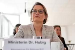 Sorgte mit Äußerungen zu fehlenden Betreuungsplätzen für Unmut bei Eltern, Kita-Personal und Kommunen: Bildungsministerin Stefan