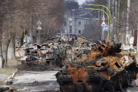 Zerstörte russische Militärfahrzeuge in Butscha.