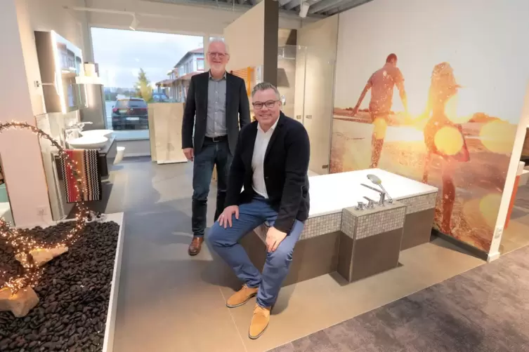 In der Badausstellung Elements in Grünstadt erklären der bisherige Firmeninhaber Alexander Haas (links) und sein Nachfolger Mari