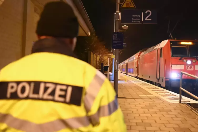Bei einer Messerattacke in einem Regionalzug von Kiel nach Hamburg sind zwei Menschen getötet und mehrere verletzt worden. 