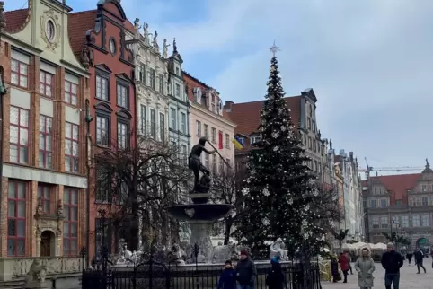 Markant: der Neptun-Brunnen in Danzig. Und der Weihnachtsbaum steht immer noch.