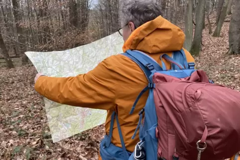 Eine aktuelle Karte sollten Wanderer immer dabei haben, sagt Wanderführer Jürgen Wachowski. 
