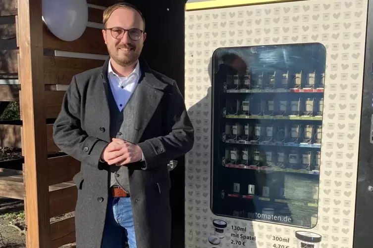 Am liebsten Mandel-Pistazie: Dennis Schmidt vorm Eisautomat. 