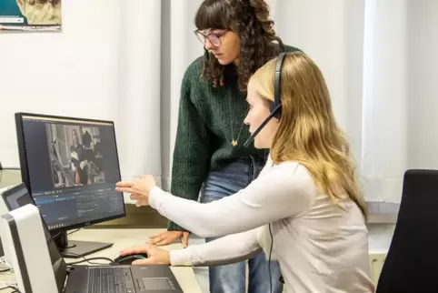 Johanna Kätzel (rechts) und Leah Houy vom HistorischenMuseum der Pfalz beim Einrichten und Testen des Regieplatzes