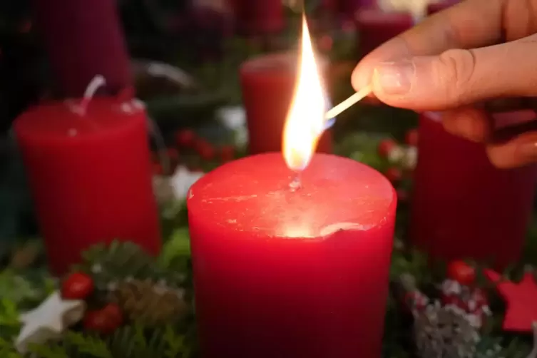 Kerzenreste können den Menschen in der Ukraine helfen.