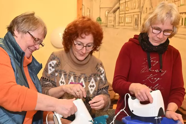 Bei der Arbeit: (von links): Irmgard Andree, Kursleiterin Andrea Jung und Ursula Handrich. 