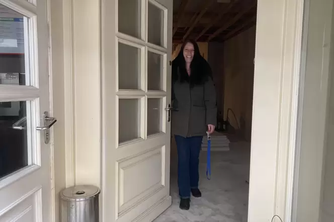 Noch herrscht Baustellen-Flair im künftigen Tante Carisma Laden in der Schlossstraße. Patricia Pecora freut sich, schon bald Kun Noch herrscht Baustellen-Flair im künftigen Tante Carisma Laden in der Schlossstraße. Patricia Pecora freut sich, schon bald Kun