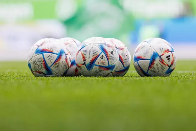 Wo der Ball rollt, das hat die Verwaltung zumindest bis Saisonende nun festgelegt. Richtlinien zur Belegung der Plätze in Franke Wo der Ball rollt, das hat die Verwaltung zumindest bis Saisonende nun festgelegt. Richtlinien zur Belegung der Plätze in Franke