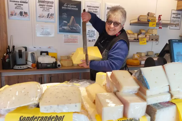 Bedient auf dem Frankenthaler Wochenmarkt Kundschaft aus einem größeren Umkreis: Regina Kraus.