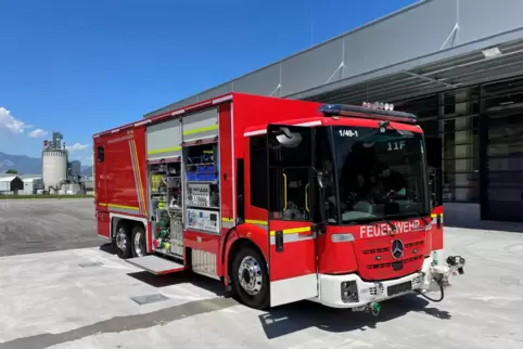Der niedrige Einstieg des Löschfahrzeugs trägt zur Arbeitssicherheit der Feuerwehrleute bei.
